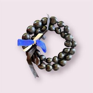 Hawaiian necklace 
Lei kukui nut